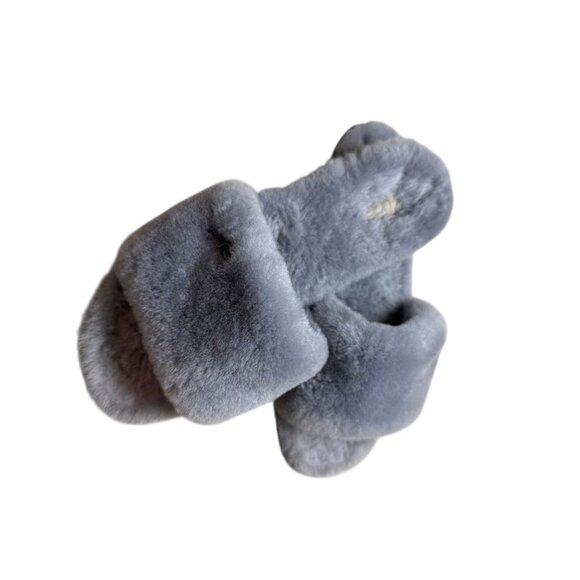 ✨ UGG Fluff Slippers – Gray Fuzzy Slide – Women’s Size 6 ✨ - Picture 1 of 4